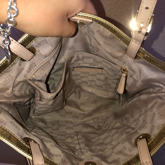 AUTHENTIC⚡️ MICHAEL KORS⚡️REFLECTIVE TOTE - Picture 4 of 5